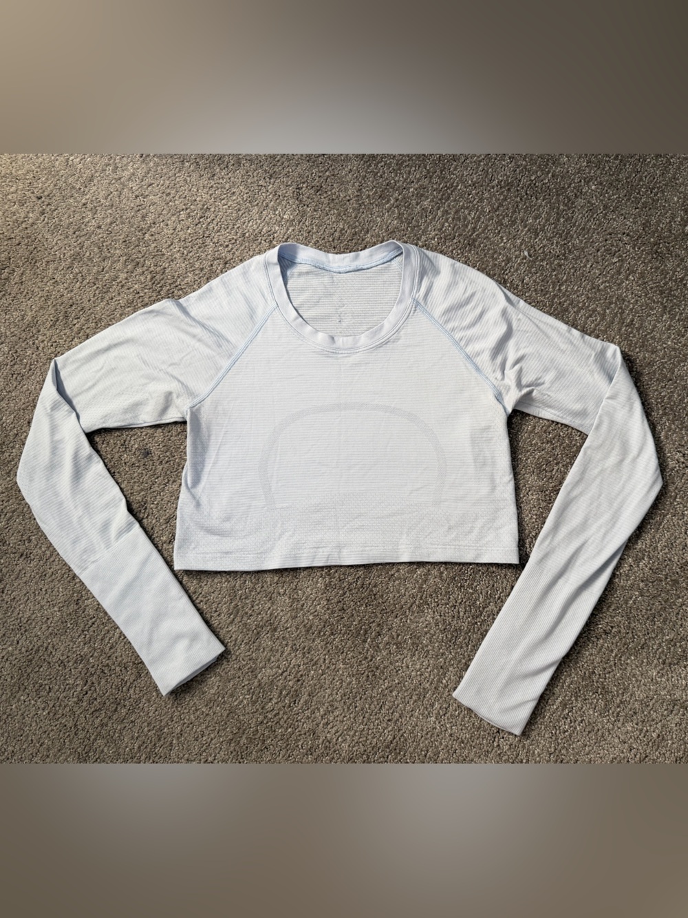 lululemon athletica Light Gray Long Sleeve Crop Top Sz 4 Athleisure Yoga Gym